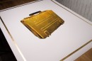 Gouden Battlepack - Deze bijzondere print van Battlefield\'s ultieme Gold Battlepack is handmatig bewerkt met 24 karaats bladgoud en goudverf. De print wordt exclusief geleverd met een goudkleurige lijst. De speciale high-res render van de gouden koffer is gemaakt door DICE artists Eric Persson en Sigurd Fernström. Een zeer bijzonder collector\'s item!